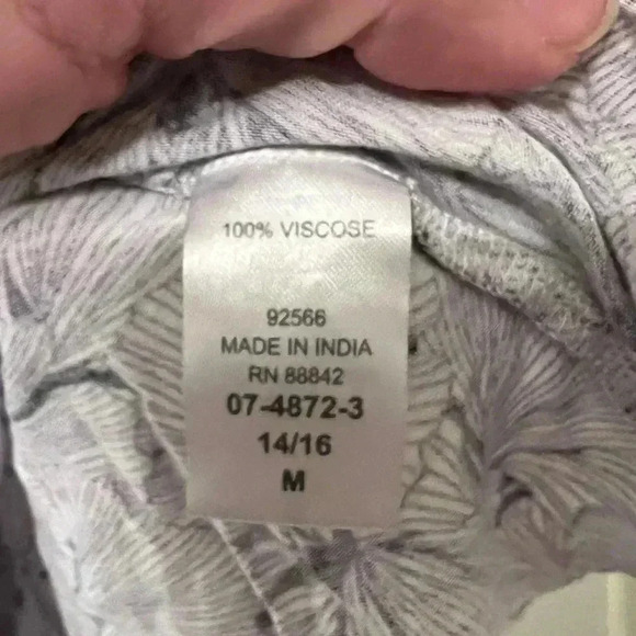 ELLOS MEDIUM PURPLE AND WHITE FLOWER QUARTER SLEEVE TOP - Picture 2 of 3